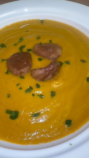 Soupe potimarron, marrons & lardons (Cookeo) Ingrédients (4 pers.) : • 1 potimarron (environ 800 g, lavé, coupé en morceaux – pas besoin de l’éplucher) • 200 g de marrons cuits (sous vide ou en conserve) • 100 g de lardons fumés • 1 oignon • 1 gousse d’ail • 600 ml d’eau 1 cube de bouillon de volaille (ou légumes) • 1 c. à soupe d’huile d’olive • Sel, poivre • (facultatif) un peu de crème liquide #soupe #potimarron #RecetteFacile | Sof So