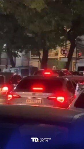 Tucuman Digital on Instagram: "#VIRAL 🚨💥| RELATOS SALVAJES EN EL TRÁNSITO: DISCUSIÓN CON CASCO Y GAS PIMIENTA 🥴🚗🏍️ Un motociclista y un automovilista protagonizaron una pelea en el barrio de Balvanera, Buenos Aires. Tras una discusión vial, el motociclista se bajó de su vehículo y, fuera de control, destrozó el auto a golpes con su casco, rompiendo espejos y dañando el capot mientras insultaba al conductor. Ante la agresión, el automovilista se defendió arrojándole gas pimienta a través de 