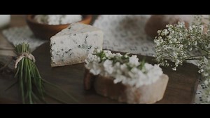 19K views · 390 reactions | 燎 Výroba syra niva je náročný proces.   Pozrite sa, ako to celé prebieha!  Čo všetko sa počas výroby robí ručne? ✋ Jednu správnu odpoveď odmeníme tričkom Slovenská mliečna rodina!  | Slovenské mlieko | Facebook