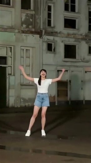 新山姑娘在废弃建筑屋外头跳舞视频