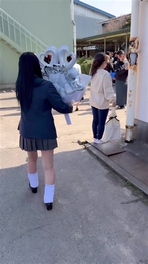 同じ日だけん「行けれんねー！」って話してたけどサプライズで行って凄く喜んでくれた🥹‎高校最後に素敵な人と出会えてよかった。遠距離になるけど頑張ろうね >