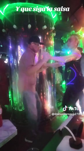 Bailando Salsa en TikTok con Manoloss y Amigos