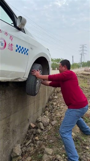The Front Of The Car Fell Off The Road Embankment. How Did This Man Save Himself?！