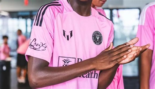 شعار ميسي يزين قميص أكاديمية إنتر ميامي (فيديو)