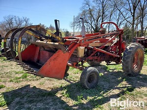 1961 Farmall 560 2WD Tractor W/Farmhand F11 Loader | Agriculture