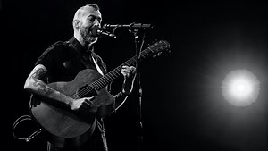 Fingerstyle master Jon Gomm is streaming a pay-what-you-want live gig from his home studio