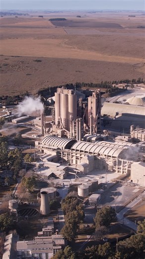Hace casi un siglo empezó una historia que se escribió con trabajo, industria y futuro. Una historia que acompañó obras, ciudades y generaciones enteras. Hoy estamos a punto de celebrar 100 años de ser protagonistas de la construcción en Argentina. 100 años de transformar ideas en realidad. 100 años de mirar siempre hacia adelante. Esto recién empieza. Se vienen los 100 años de Loma Negra✨ Siempre estuvimos, siempre estaremos #LomaNegra #Expertito #100Años | Loma Negra