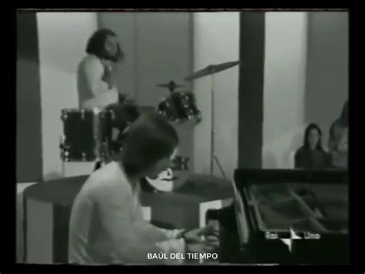 POOH - es una banda musical italiana de pop formada en 1966 en Bolonia. También es conocida por su plural, I Pooh. Pooh ha producido algunos de los más grandes éxitos discográficos de Italia, se encuentra entre los grupos más longevos de la historia de la música, y ha vendido más de 100 millones de discos. | Baúl del Tiempo