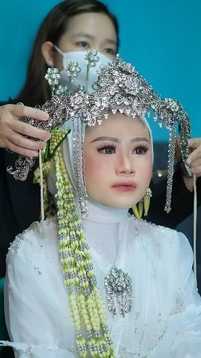 1.6K views · 1.3K reactions | Beautiful bride @metaforaaa__ Info pricelist 081318665410 MUA @medina_wedding Attire @medina_wedding Henna @shiehenna Hijab do @iwillaaa_ @dadan_makeup Team @dimakeupinasaa_ #muagarut #muabandung #makeupgarut #muagarutkota #mua #muajakarta #muagaruthits #muabogor #muasumedang #makeup | medinaweddinggallery | Facebook