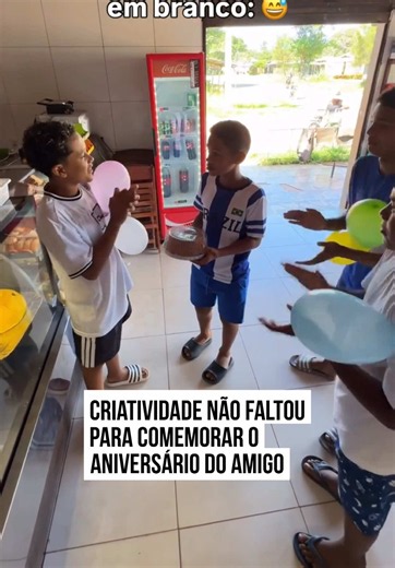 🎂😂 O PARABÉNS ACONTECEU MESMO ASSIM Um grupo de #crianças decidiu que o #aniversário de um amigo não passaria em branco. Ao entrar em um estabelecimento, uma delas pegou um #bolo da prateleira e entregou ao aniversariante enquanto todos começavam a cantar parabéns. A comemoração improvisada arrancou risadas e ficou ainda mais divertida quando, após a homenagem, o bolo foi devolvido exatamente para o lugar de onde havia saído. A festa terminou, mas a criatividade do grupo chamou atenção. 🎉🍰 V