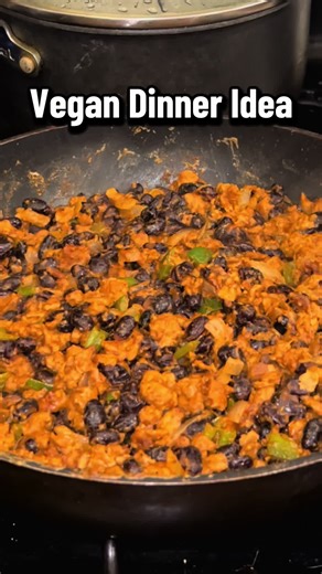 Who else loves TVP? 🌱 Save this post for a 20-min high protein vegan meal 🔥 TVP, or textured vegetable protein, is the star of this dish. It has only one ingredient — soy flour — and is one of the most versatile vegan “meat” substitutes. Plus it’s cheap! Tastes like whatever you season with, which for me was lots of cumin, paprika, garlic, coriander, onions and peppers 🌶️ Would you try this? What would you add? 👇🏽 #weeknightmeals #healthymeals #veganuary #plantbased #veganfood