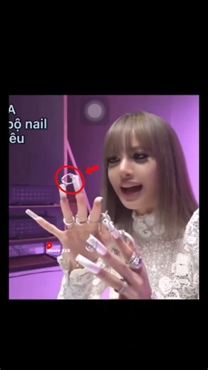 Jennie's nails are elaborately decorated but still look charming, while Lisa's nails...😅😅 #blackpink