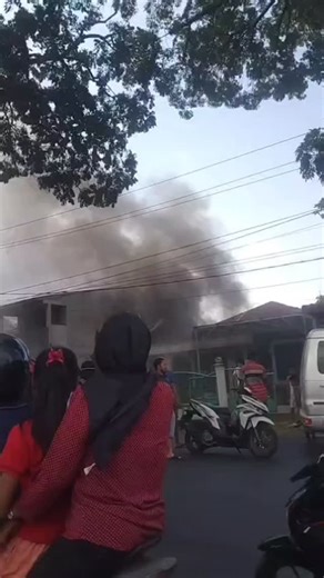Siantar - Simalungun on Instagram: "🚨 Info Kebakaran 🚒 Telah dilaporkan terjadi kebakaran di Jl. Rakuta Sembiring, dekat simpang Waterpark, Kota Pematangsiantar. ⏰ Waktu kejadian: sekitar sore hari 🚒 Saat ini tim Damkar Pematangsiantar masih dalam perjalanan menuju lokasi. 📍 Objek yang terbakar masih dalam proses identifikasi. Kami akan terus memperbarui informasi setelah ada keterangan resmi di lapangan. Mohon masyarakat sekitar tetap waspada dan tidak mendekati lokasi kejadian. #InfoSianta