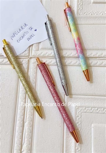 Caneta luxo cheia de glitter e com um brilho liiindo, em quatro variações! Qual delas você gosta mais??? ✨😍 💻Site: papelariaencantodepapel.com.br (link fixado na bio). 💌 Envio rápido para todo o Brasil. 🎁 Sempre com um mimo para você!