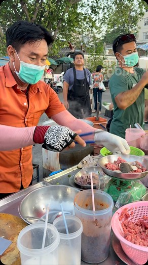 Intense Flavors! Thai Street Chef Prepares Raw Beef Salad with Lime & Fish Sauce 📍Sorapan Khunthep, Tha din Deang Market, Bangkok #salad #beef #food #foodporn #yummy | SpeedFoods