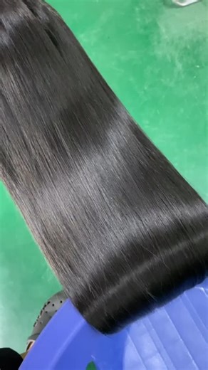 Nancy Zhang on Instagram: "Feather hair extensions 1. The duration is longer than traditional hair extensions, the interface is smaller, and the hair will not be damaged when it is removed 2. The hair extensions are truly zero-feeling, without any pulling feeling, and can be combed at will 3. It blends into your own hair and will not cause hair loss due to hair extensions! Using the crochet hair extension method, it is very light after the extension, and there will be no other feeling. 升级过后的无折头羽