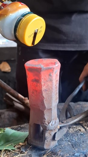 Hardening a hammer using the water quenching method, a very interesting process. #Blacksmith