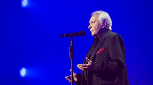 "J’étais en train de jouer au poker avec Johnny et Revaux" : Michel Sardou revient sur le décès de son père Fernand - Télé 2 Semaines
