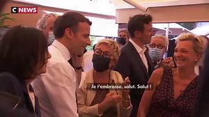 Vidéo : Emmanuel Macron giflé lors d'un déplacement, 2 personnes interpellées