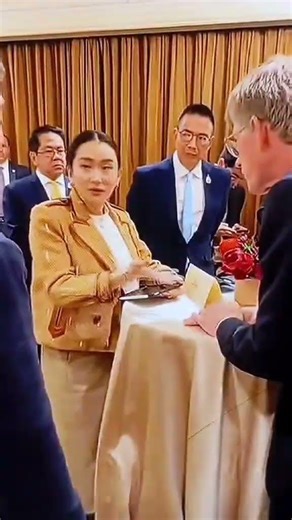 Khi nữ bộ trưởng bộ vh thái lan đi làm việc