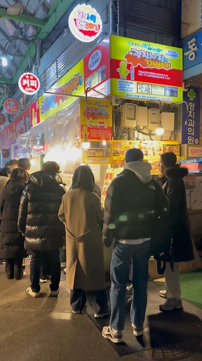 3.5K views · 198 reactions | These famous Korean donut twists are hot and crispy on the outside, light and fluffy on the inside. If you are ever at the #gwangjangmarket market, make sure to check it out! #kfood #koreanfood #koreandonut #donut #donuttwists #꽈베기 #kwangjangmarket #korea #seoul | allkpop | Facebook