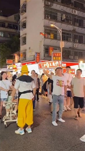 Look at this chef's style of flying the bread.
