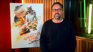 Heute bringt DreamWorks mit DIE GANGSTER GANG ihr neuestes Animations-Abenteuer auf die große Leinwand, zu dem euch Kurt Krömer den zweiten Trailer präsentiert. Synchronisiert wird die clevere Verbrecher*innen-Bande in der deutschen Version außerdem von Sebastian Bezzel, Jannis Niewöhner, Fynn Kliemann und Joyce Ilg. Nachdem sie wegen eines spektakulären Raubs im Gefängnis gelandet sind, geloben die fünf erfahrenen Gangster Besserung und wollen mit der Hilfe von Professor Marmelade (Max Giermann