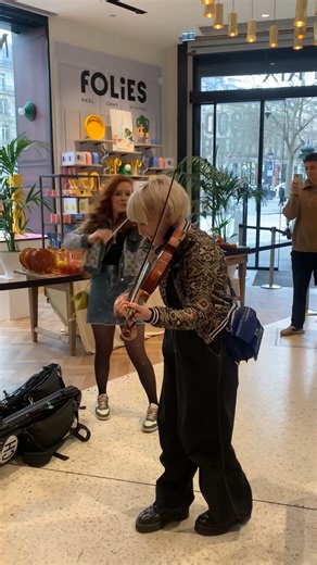 2 SISTERS came up to me.. but I was NOT READY for what happened next lol #piano #vivaldi #vivaldisummer #VivaldiFourSeasons #violon #violin #violin #violinist #pianoviolin | Aurelien Froissart