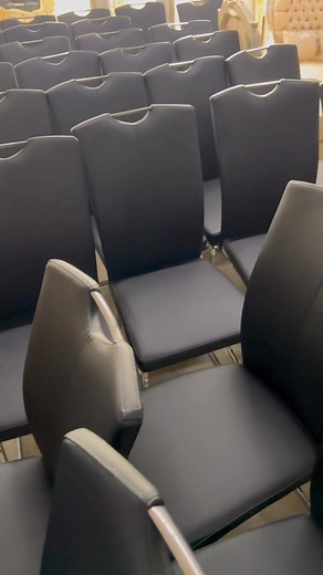 8.3K views · 37 reactions |  ARRIVAGE  ‼️ 100 CHAISES NEUVES MODÈLES D’EXPO ‼️ Structure acier brossé Dossier et assise en simili-cuir gris Parfait état ✅ Vendu à l’unité 39€ pièce 螺 ______________________________________________ ℹ️ Informations : Livraison, installation et envoi dans toute l’Europe  Paiement en 3x ou 4x sans frais  Prêt CAF ‍‍‍ Paiement CB  ou espèce  | Troc Forbach | Facebook