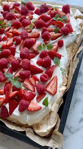 Swedish Pinocchio cake with sponge cake, meringue, almond flakes, cream and berries🍓🍰 Instead of a layer cake I’ve turned the cake into one big cake perfect to serve for many people during Summer☀️🤩 Go get the recipe on my blog - link in bio #pinocchiotårta #bradepandekage #meringue | Frederikke Wærens - Food & Cake inspiration