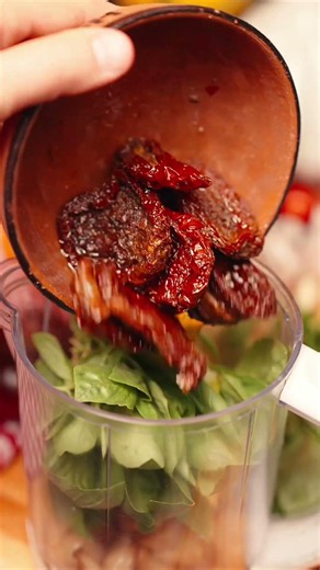🧄 I always keep garlic confit in my fridge for recipes like this