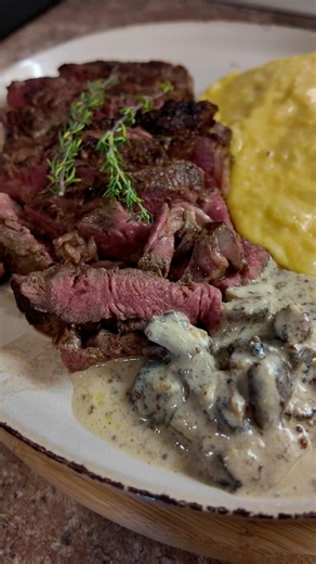 Hirdetés | Recept 2 Főre: Hozzávalók: - 250 g gomba (csiperke és shitake gomba) - 2 db TF MARHA RIBEYE STEAK - Vaj - Kakukkfű - 2 nagyobb v. 4 közepes burgonya - Cheddar sajt - Tejszín - marhaalaplé - 10 ml fehérbor - dijoni mustár Recept: Gombamártás: Melegítsd fel a vajat és az olívaolajat egy serpenyőben. Add hozzá a hagymát és fokhagymát, pirítsd üvegesre (1-2 perc). Tedd bele a gombát, és nagy lángon pirítsd 5-6 percig, amíg aranybarna lesz, és a leve elpárolog. Öntsd fel az alaplével és a 