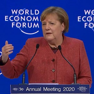 „Die Zeit drängt.“ Bundeskanzlerin Merkel mahnt in ihrer Rede beim Weltwirtschaftsforum Verständnis für die Ungeduld der Jugend an – und wirbt dafür, Unversöhnlichkeit und Sprachlosigkeit in der Klimadebatte zu überwinden. | Bundesregierung
