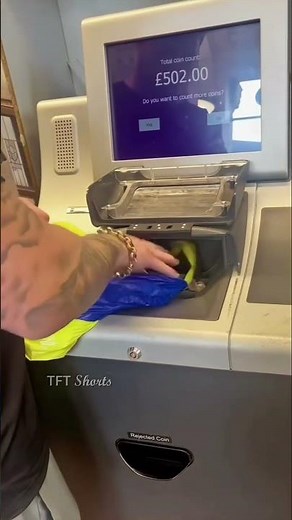 ఒక వ్యక్తి 5 సంవత్సరాలు ఓపికగా coinsను సేకరించాడు!