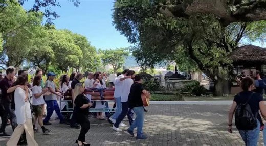 Familiares e amigos se despedem de Isabel Salgado ao som de Tim Maia em cortejo fúnebre