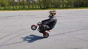 We told this stuntman that you couldn't do kneedowns with this pocket bike and then we got this mini stunt show MotoMadness Bob Selier #wheelie #pocketbike #polini #stuntman #tracklife #stuntlife | MotoMadness