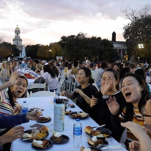 25K views · 768 reactions | This is how Baylor does Thanksgiving. 殺 THANKSGIVING DINNER 旅  Thursday, 5-8 pm  Fountain Mall ️ Free Thanksgiving meal  Games, photobooths & worship | Baylor University | Facebook