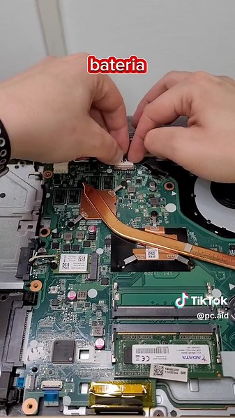 O fi vopsea in ulei sau lavabila?🤔😂 Mentenanta laptop acer. #pcaid #laptop #acer #thermalpaste