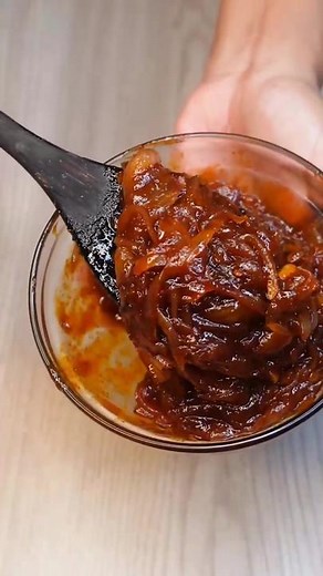 සීනි සම්බෝල Recipe: How to Make Sweet and Spicy Onion Relish