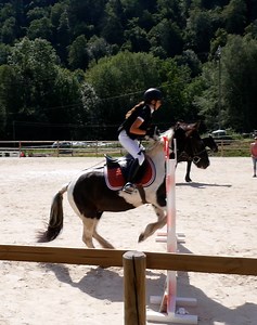 EQUITATION - Concours de saut d'obstacles 🐎 Le Centre équestre Cheval Notre Passion a organisé son premier concours inter-club de sauts d’obstacles ce dimanche à Sainte-Marie-De-Cuines. Le concours était ouvert à tous les clubs de Savoie. Il y avait différents obstacles allant de 30 centimètres à 1,05 mètre. Retour sur cette compétition mauriennaise dans notre reportage. 🎥 | Savoie News