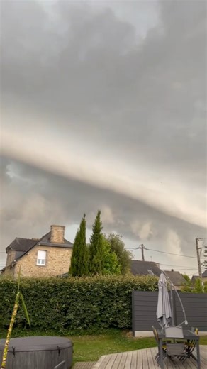 🌩️ Spectaculaire arcus ce soir à Pluduno ! 📍 Filmé vers 19h15, ce nuage impressionnant annonçait l’arrivée d’un orage remontant du sud vers le nord. 💨 Des structures parfois inquiétantes, mais aussi fascinantes à observer… comme ici grâce à la vidéo de Pierre Rehel, partagée sur le groupe Couleurs de Breizh. 🎥👇 Regardez cette avancée nuageuse spectaculaire ⬇️ #Orage #Arcus #Bretagne #Pluduno #Nuages #meteobzh #cotesdarmor | Météo Bretagne
