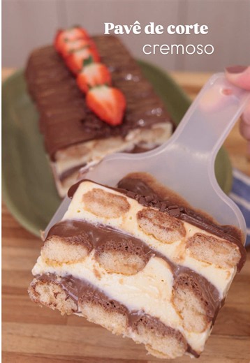 PAVÊ CREMOSO DE CORTE Recheio trufado: 250g de chocolate ao leite 1 caixa de creme de leite | 200g Creme branco do pavê: 1 pote de nata | 300 g ½ caixa de leite condensado | 200 g 3 colheres (sopa) de leite em pó | 60 g Montagem: 2 pacotes de bolacha champanhe Leite integral suficiente para molhar a bolacha Assadeira retangular: 22x11x10cm #pave #pavedechocolate #pavêcremoso #pavedebolcha #sobremesa