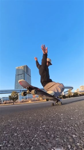 Satoru on Instagram: "🗝️New Trick Unlocked🔓 BS Tiger Claw with G-turn!!! - 久しぶりのおニューなグラブトリックをゲット！ タツさんの「マニュアルした後コレ行けるじゃん」から始まりセージさんのbs tiger claw flipに感化され何とか形に！！メイクできて嬉しい！！喜び方ダサい！！ - 🛹 @s_team_longboard 🛞 @airtrucks 🏬 @lsk8nicemake 👔 @longboarddancingbee #longboard #longboarding #ロンスケ"