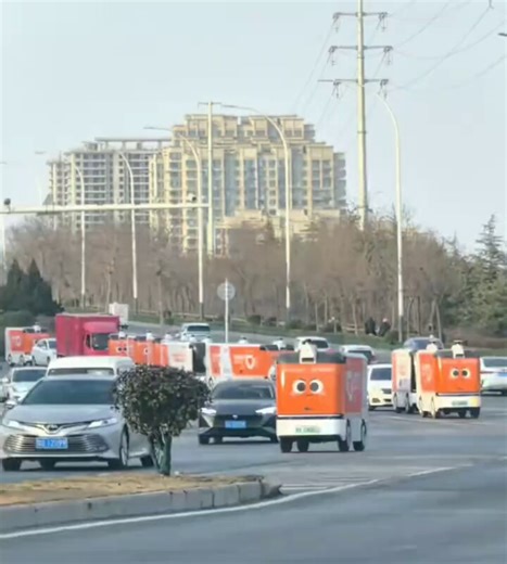 ✨🇨🇳China has deployed more than 10,000 driverless delivery vehicles across the country. Deliveries within a 30‑kilometer radius cost only 9.9 RMB (approximately $1.38), and customers can collect their packages simply by scanning the QR code on the vehicle.