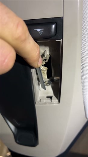 Расплавился пластик из-за ￼ламп накаливания Volvo s40 ￼меняю на светодиоды ￼#automobile