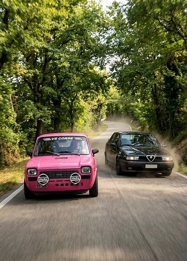 Quando davanti ti trovi i cavalli ignoranti di una 127 rosa… e decidi di goderti un po’ di rombo vero. #Fiat127 #CavalliIgnoranti #BareConLeRuote #OldSchool | Bare con le Ruote