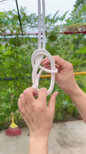 Tips for hanging heavy objects safely and securely using the eyebolt knot