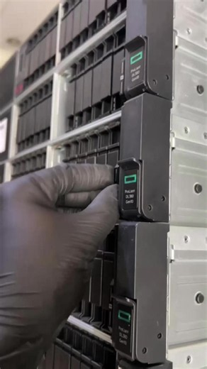 Deretan berbagai server enterprise dari berbagai brand yang siap digunakan untuk kebutuhan bisnis, kantor, hingga data center. Setiap server memiliki fungsi dan spesifikasi berbeda sesuai kebutuhan, mulai dari: - Database server - Virtualization server - Storage server - Backup & disaster recovery - Networking & enterprise infrastructure Menggunakan server enterprise membantu operasional bisnis menjadi lebih stabil, aman, dan siap berjalan 24/7 dengan performa yang lebih optimal dibanding perang