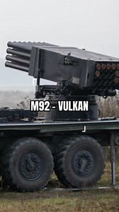 M-92 Vulkan là hệ thống pháo phản lực cơ động 122 mm phát triển vào đầu những năm 1990 ở Croatia, lấy cảm hứng từ dòng BM-21 Grad Liên Xô nhưng được cải tiến để đáp ứng yêu cầu chiến trường hiện đại. Mỗi bệ phóng có thể phóng loạt đạn nhanh, biến đổi thành “cơn mưa hỏa lực” nhằm tiêu diệt mục tiêu diện rộng tầm gần trung bình. Tốc độ bắn của hệ thống này cực cao, cho phép phóng nhanh hàng chục rocket trong vài giây, tạo áp lực hỏa lực dày đặc khiến đối phương không kịp phản ứng. M-92 từng là xươ