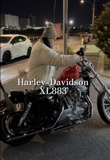 可愛いハーレー乗りと赤いスポーツスター